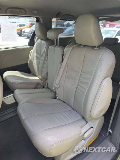 2011 Toyota Sienna XLE 8-Passenger 119.3" WB - zdjęcie 13 z 23 - miniatura