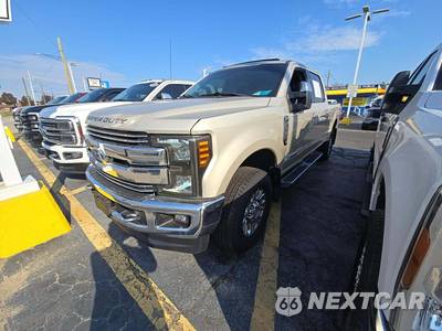2017 Ford Super Duty F-250 Lariat Crew Cab Medium Bed - zdjęcie 1 z 24 - miniatura