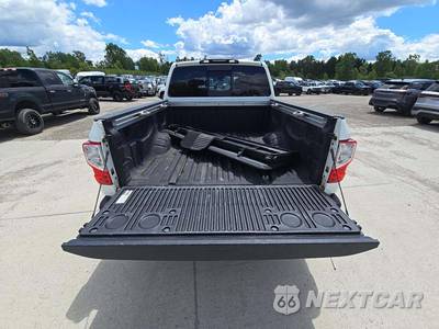 2017 Nissan TITAN SL Crew Cab Extra Short Bed - zdjęcie 11 z 21 - miniatura