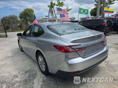 2025 Toyota Camry LE - zdjęcie 2 z 20 - miniatura