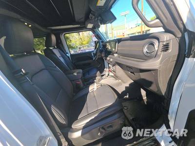 2025 Jeep Wrangler 4 Door Sahara - zdjęcie 15 z 17 - miniatura