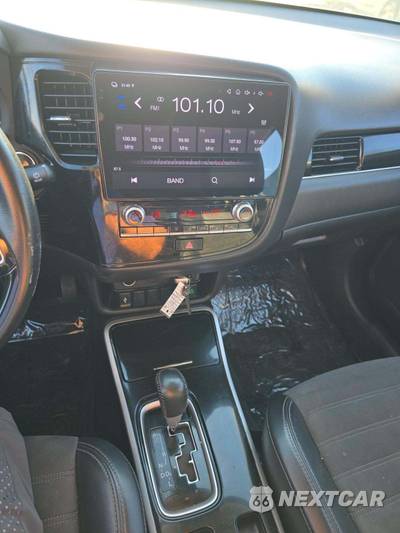 2020 Mitsubishi Outlander SE - zdjęcie 10 z 26 - miniatura