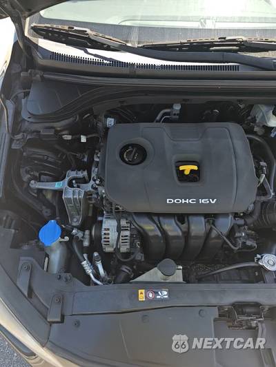 2017 Hyundai Elantra SE Sedan - zdjęcie 33 z 38 - miniatura