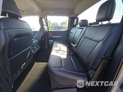 2025 Ford Super Duty F-250 Lariat Crew Cab Medium Bed - zdjęcie 10 z 19 - miniatura
