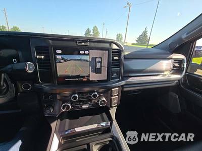 2025 Ford Super Duty F-250 Lariat Crew Cab Medium Bed - zdjęcie 7 z 19 - miniatura