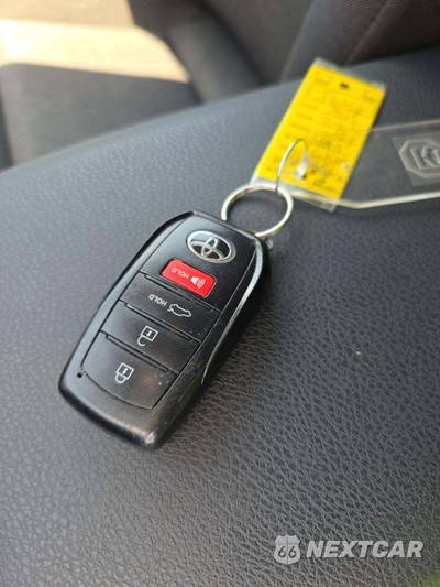 2025 Toyota Camry LE - zdjęcie 5 z 18 - miniatura