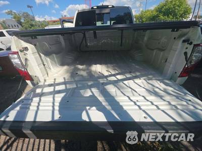 2022 Nissan TITAN SV Crew Cab Short Bed - zdjęcie 14 z 22 - miniatura