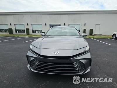 2025 Toyota Camry XLE - zdjęcie 2 z 26 - miniatura