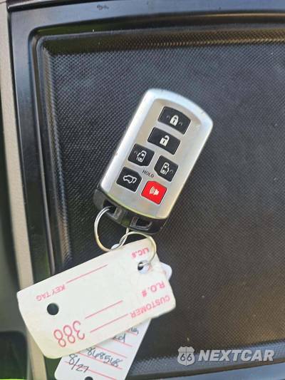 2017 Toyota Sienna XLE 8-Passenger 119.3" WB - zdjęcie 8 z 23 - miniatura