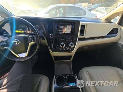 2017 Toyota Sienna XLE 8-Passenger 119.3" WB - zdjęcie 10 z 23 - miniatura