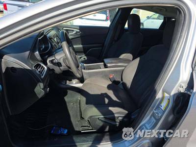 2016 Chrysler 200 LX - zdjęcie 6 z 35 - miniatura