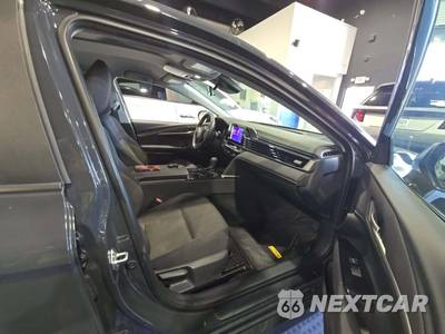 2025 Toyota Camry LE - zdjęcie 18 z 30 - miniatura
