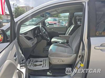 2017 Toyota Sienna LE 7-Passenger 119.3" WB - zdjęcie 6 z 27 - miniatura