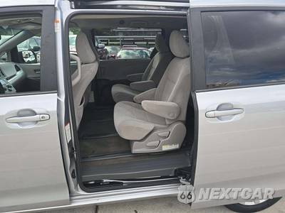 2017 Toyota Sienna LE 7-Passenger 119.3" WB - zdjęcie 13 z 27 - miniatura