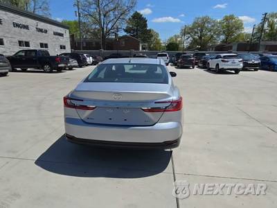 2025 Toyota Camry LE - zdjęcie 4 z 27 - miniatura