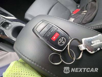 2024 Toyota Corolla Cross XLE - zdjęcie 8 z 20 - miniatura