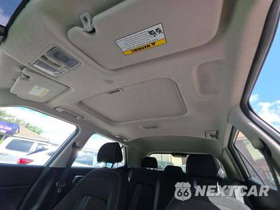 2025 Hyundai Venue SEL - zdjęcie 8 z 19 - miniatura