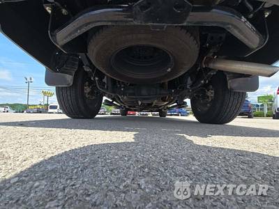 2024 Nissan TITAN SV Crew Cab Short Bed - zdjęcie 12 z 19 - miniatura