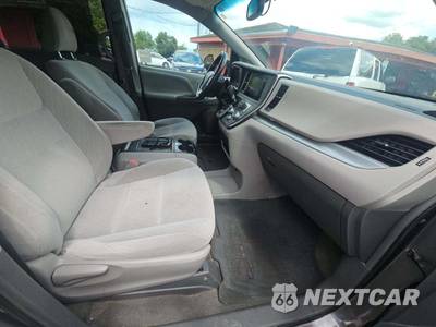 2017 Toyota Sienna LE 8-Passenger 119.3" WB - zdjęcie 19 z 30 - miniatura