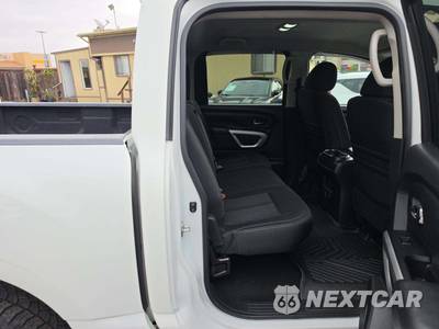 2019 Nissan TITAN SV Crew Cab Short Bed - zdjęcie 13 z 24 - miniatura