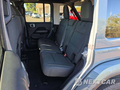 2026 Jeep Wrangler 4 Door Sahara - zdjęcie 10 z 19 - miniatura