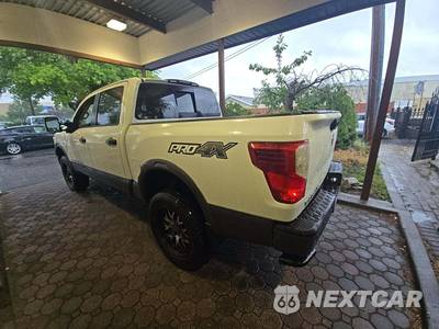 2018 Nissan TITAN PRO-4X Crew Cab Short Bed - zdjęcie 2 z 23 - miniatura