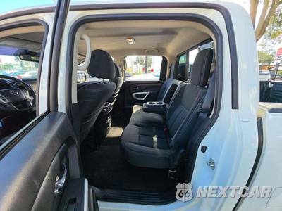 2018 Nissan TITAN SV Crew Cab Short Bed - zdjęcie 13 z 29 - miniatura