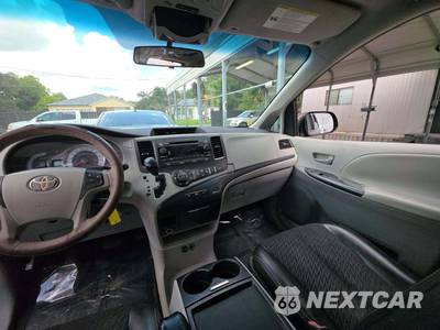 2011 Toyota Sienna SE 8-Passenger 119.3" WB - zdjęcie 10 z 21 - miniatura