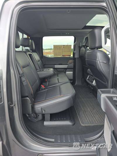 2025 Ford Super Duty F-250 Lariat Crew Cab Medium Bed - zdjęcie 13 z 19 - miniatura