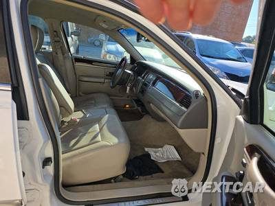 2011 Lincoln Town Car Signature Limited - zdjęcie 18 z 33 - miniatura