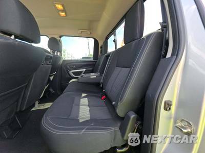 2019 Nissan TITAN SV Crew Cab Short Bed - zdjęcie 10 z 21 - miniatura