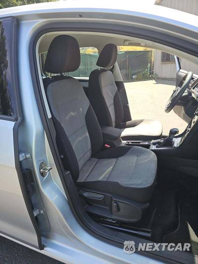 2016 Volkswagen e-Golf SE Hatchback - zdjęcie 16 z 29 - miniatura