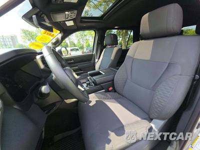 2025 Toyota Sequoia SR5 - zdjęcie 6 z 22 - miniatura