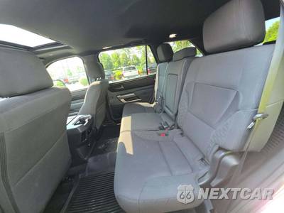 2025 Toyota Sequoia SR5 - zdjęcie 13 z 22 - miniatura