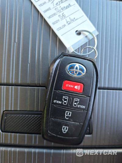2025 Toyota Sienna LE 8-Passenger 120.5" WB - zdjęcie 8 z 28 - miniatura