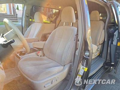 2014 Toyota Sienna LE 8-Passenger 119.3" WB - zdjęcie 6 z 25 - miniatura