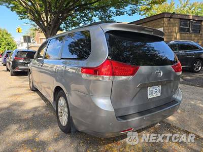 2013 Toyota Sienna XLE 8-Passenger 119.3" WB - zdjęcie 2 z 30 - miniatura