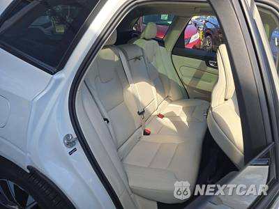 2025 Volvo XC60 B5 Core - zdjęcie 16 z 21 - miniatura