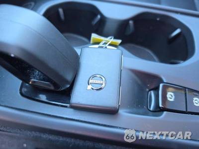 2024 Volvo XC40 B5 Core Dark Theme - zdjęcie 8 z 20 - miniatura