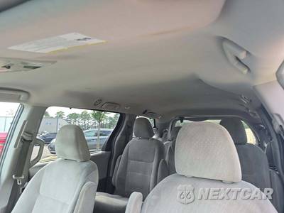 2017 Toyota Sienna LE 8-Passenger 119.3" WB - zdjęcie 11 z 32 - miniatura