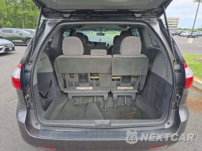 2017 Toyota Sienna LE 8-Passenger 119.3" WB - zdjęcie 15 z 32 - miniatura