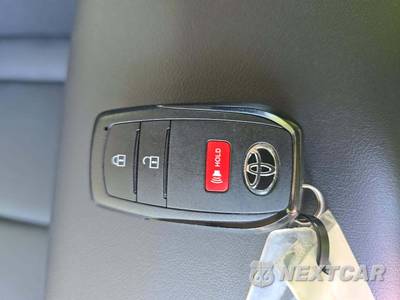 2026 Toyota Prius Plug-In Hybrid XSE - zdjęcie 5 z 19 - miniatura