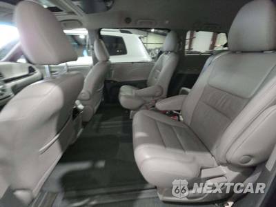 2016 Toyota Sienna XLE 8-Passenger 119.3" WB - zdjęcie 13 z 23 - miniatura