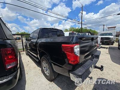 2017 Nissan TITAN SV Crew Cab Short Bed - zdjęcie 2 z 35 - miniatura