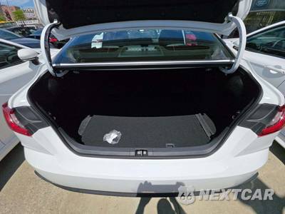 2026 Toyota Camry SE - zdjęcie 14 z 20 - miniatura