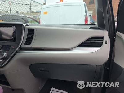 2017 Toyota Sienna LE 8-Passenger 119.3" WB - zdjęcie 20 z 24 - miniatura