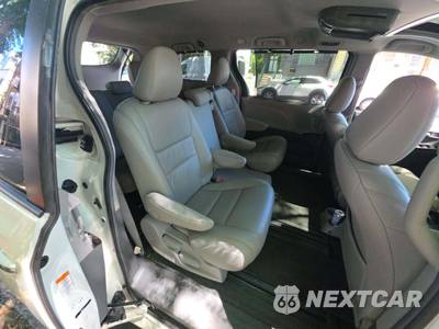 2016 Toyota Sienna XLE 8-Passenger 119.3" WB - zdjęcie 17 z 25 - miniatura