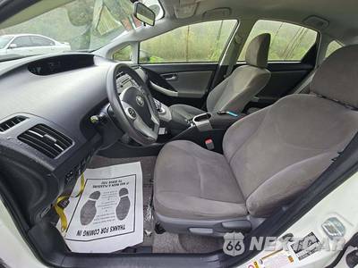 2015 Toyota Prius Two - zdjęcie 3 z 21 - miniatura