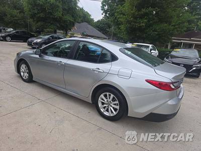 2025 Toyota Camry LE - zdjęcie 2 z 20 - miniatura