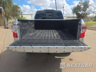 2017 Nissan TITAN XD SV Crew Cab Medium Bed - zdjęcie 11 z 32 - miniatura